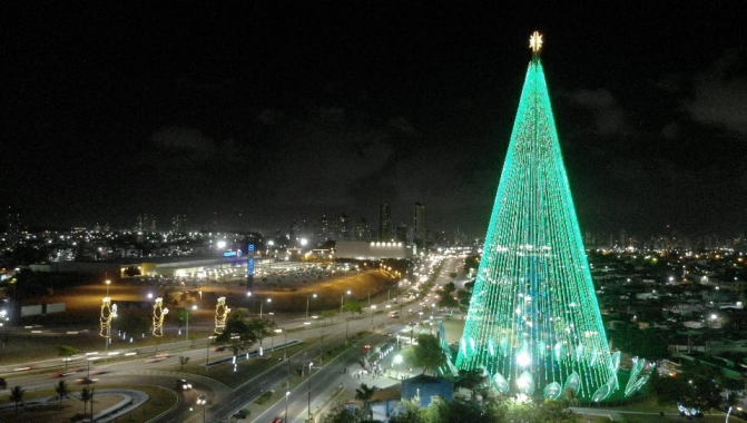 Árvore de Natal é acesa em Mirassol sem aglomerações