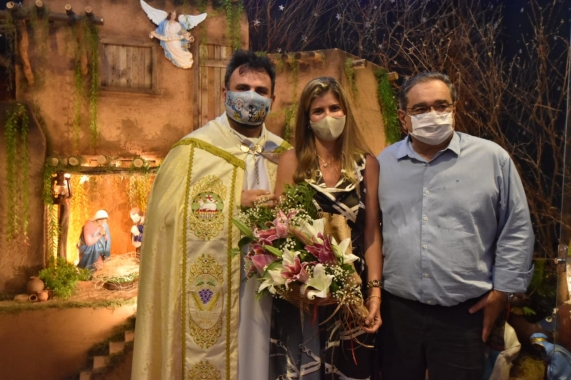 Prefeito e primeira dama participam de missa na paróquia de São Pedro